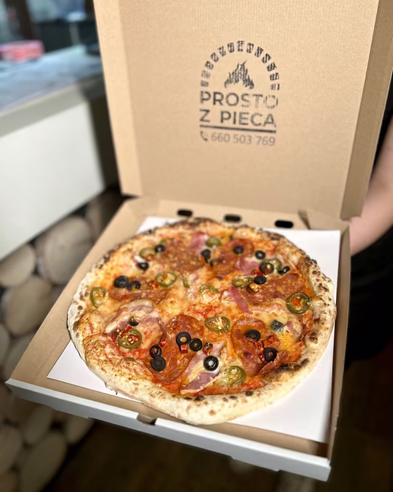 Pizza w kartonie z logo Prosto z Pieca