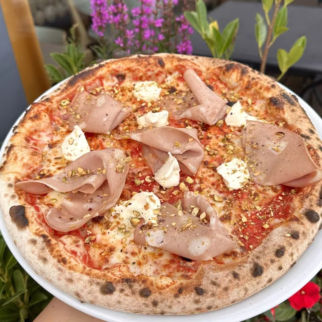 Pizza Mortadella z pistacjami widziana z góry