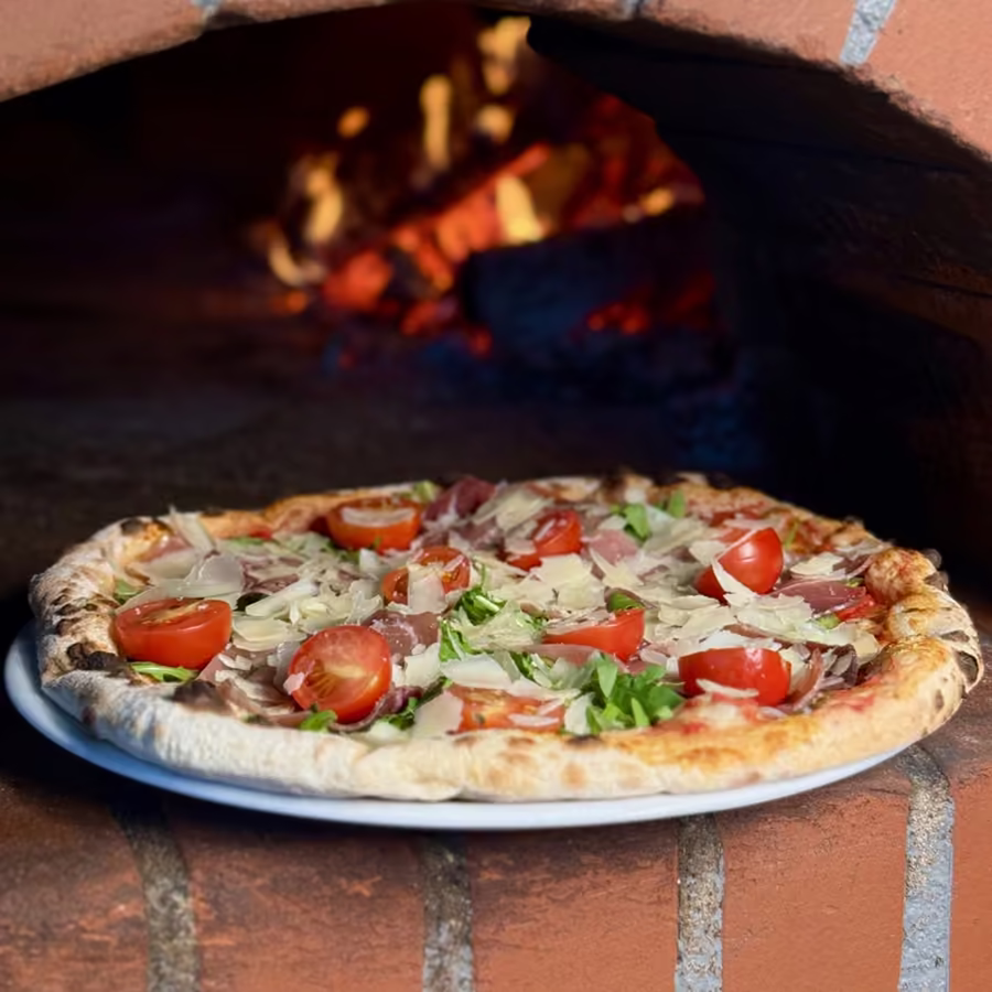 Pizza z szynką crudo w wylocie pieca